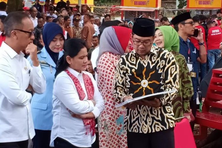 Gubernur Jawa Barat Ridwan Kamil saat mengenakan batik hasil desainnya dalam sebuah acara bersama Ibu Negara Iriana Jokowi