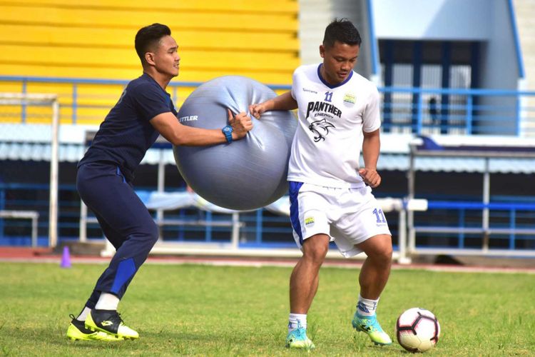 Gelandang Persib Bandung Dedi Kusnandar saat menjalani sesi latihan pagi di Lapangan Sport Arcamanik Jabar, Jumat (1/2/2019).