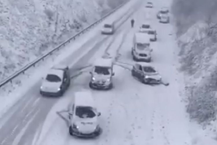 Hujan salju lebat membuat kacau perjalanan mobil di area jalan, Cornwall, Inggris, Kamis (31/1/2019). (BBC)