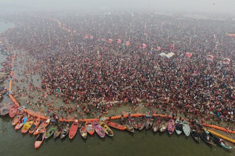 Umat Hindu India berendam di perairan suci di Sangam, yang merupakan pertemuan Sungai Gangga, Yamuna dan sungai Saraswati, Senin (4/2/2019), pada berlangsungnya Festival Kumbh Mela. (AFP/UTTAR PRADESH PR DEPT)