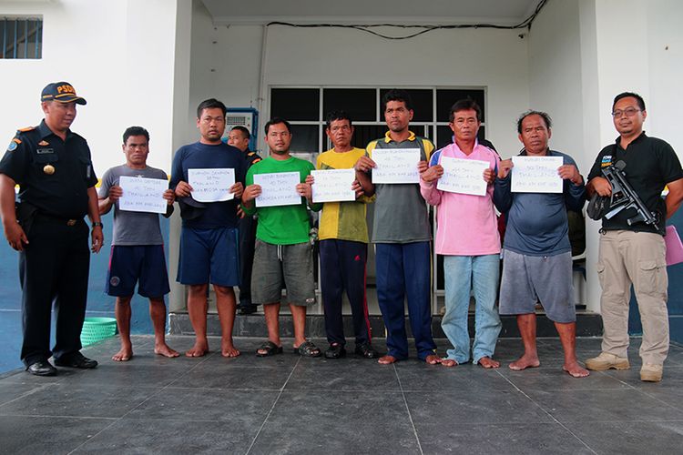 Sembilan orang anak buah kapal (ABK) warga negara Thailand yang ditangkap saat mencuri ikan di kawasan perairan Zona Ekonomi Eklusif Indonesia (ZEEI) Selat Malaka telah ditahan di ruang tahanan di kantor Pangkalan PSDKP Lampulo, Banda Aceh untuk dilakukan proses penyidikan lebih lanjut. Rabu (06/02/2019).