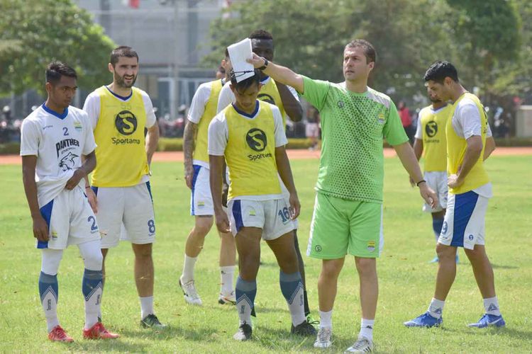 Pelatih Persib Bandung Miljan Radovic saat memimpin latihan di Lapangan Sabuga, Bandung, Jumat (8/2/2019).