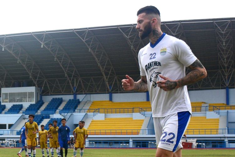 Bek Persib Bandung Bojan Malisic saat menjalani sesi latihan beberapa waktu lalu. 