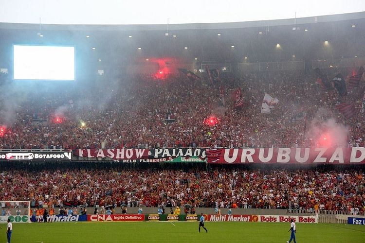 Riuhnya pendukung Flamengo di Stadion Maracana, Rio de Janeiro, Brasil. Flamengo adalah salah satu klub paling ternama di Negeri Samba.