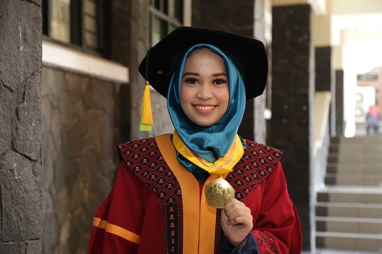 Regita Anggia (20), terpilih sebagai wisudawan terbaik Universitas Padjadjaran (Unpad). Ia lulus program studi ilmu komunikasi dengan IPK 4.