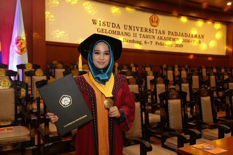 Regita Anggia (20), terpilih sebagai wisudawan terbaik Universitas Padjadjaran (Unpad). Ia lulus program studi ilmu komunikasi dengan IPK 4.