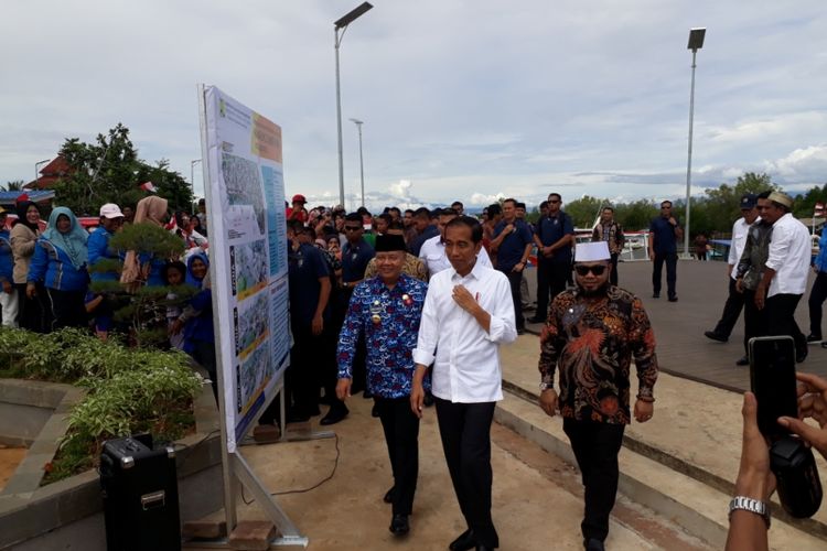 Presiden Joko Widodo mengunjungi perkampungan nelayan di Kota Bengkulu, Jumat (15/2/2019)