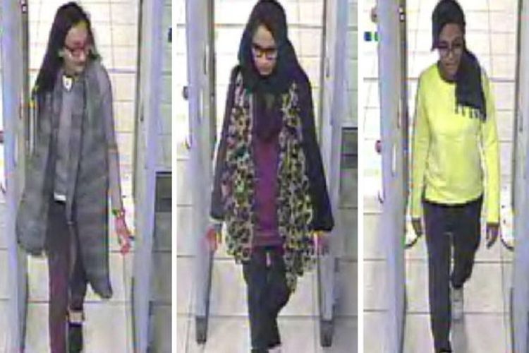 Dari kiri ke kanan: Kadiza Sultana, Shamima Begum, dan Amira Abase ketika menjalani pos pemeriksaan di Bandara Gatwick sebelum bertolak ke Suriah pada 2015.