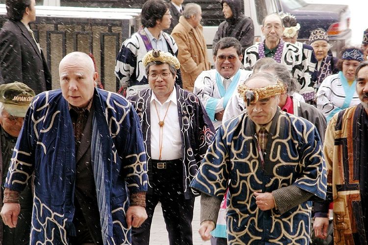 Foto yang diambil pada 7 Maret 2002 ini memperlihatkan etnis Ainu yang mengenakan pakaian adat memasuki pengadilan distrik Sapporo di Pulau Hokkaido. 