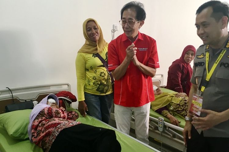 Direktur Sido Muncul, Irwan Hidayat saat menengok salah satu pasien peserta Operasi Katarak Gratis Suharsih (70) asal Sukamaju, Luwu Utara. 