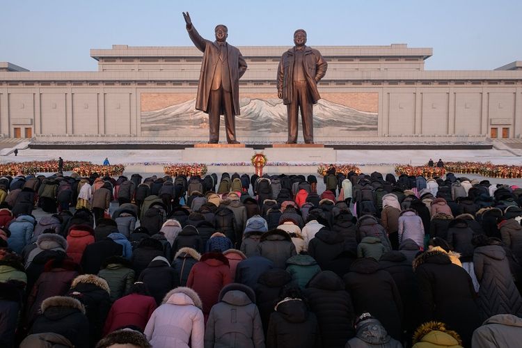 Ribuan orang membungkukkan badan di hadapan patung dua mendiang pemimpin Korea Utara, Kim Il Sung dan Kim Jong Il. Penghormatan ini juga dilakukan di saat merayakan ulang tahun Kim Jong Il pada Sabtu (16/2/2019).
