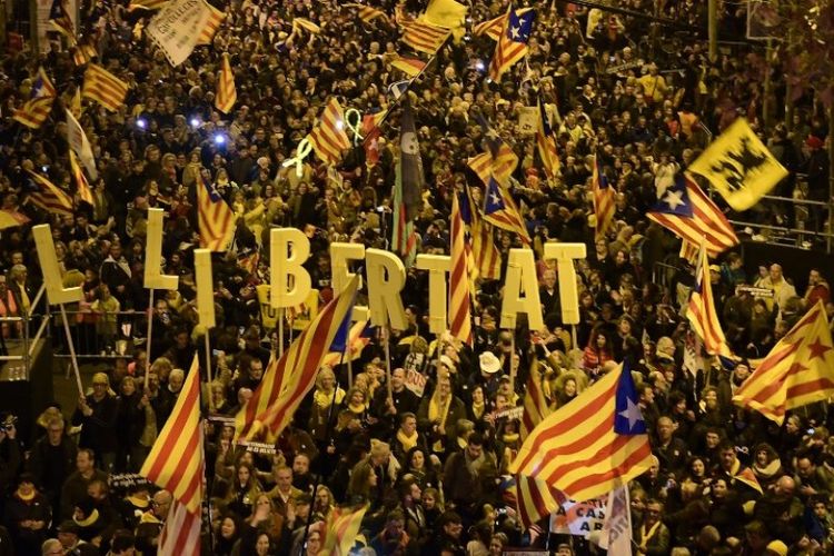 Ratusan ribu orang menghadiri protes menentang persidangan mantan pemimpin separatis Catalan di Barcelona pada Sabtu (16/2/2019). (AFP/LLUIS GENE)