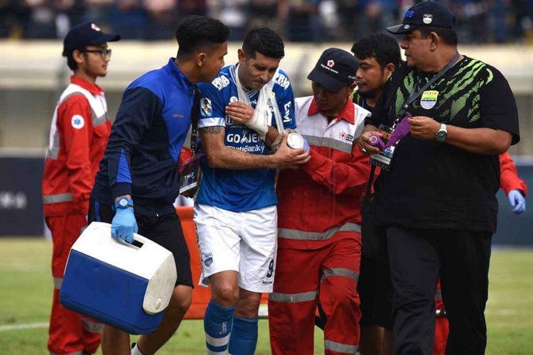 Gelandang Persib Esteban Vizcarra saat mendapat perawatan usai mengalami cedera dislokasi lengan dalam laga Persib kontra Arema FC, Senin (18/2/2019) kemarin. 