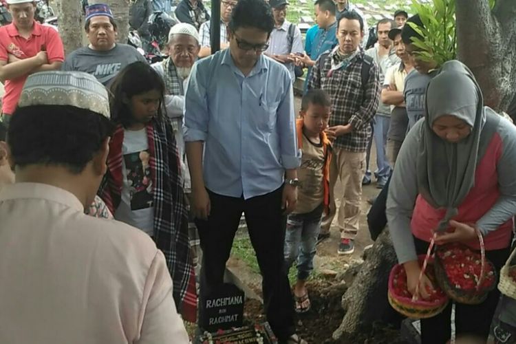 Keluarga serta para teman dan kenalan Nana Krip menabur bunga di makam artis komedi senior itu di TPU Kemiri, Utan Kayu, Rawamangun, Jakarta Timur, Rabu (20/2/2019). 