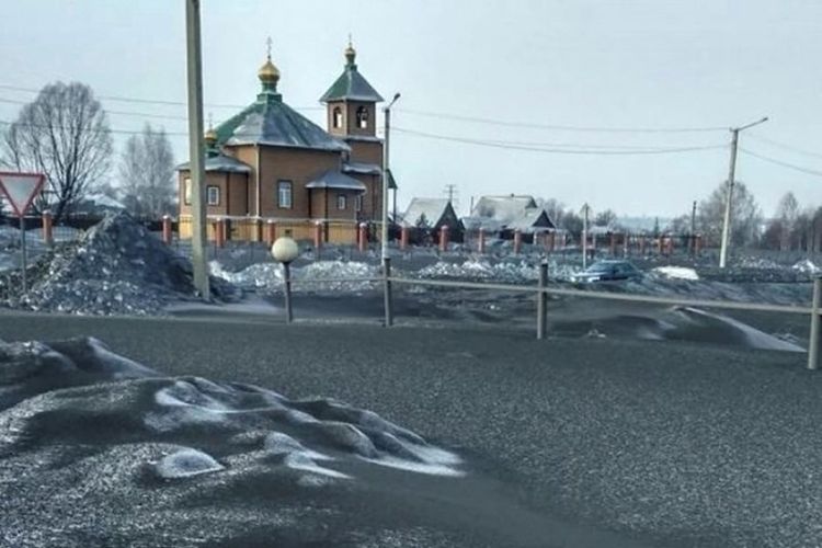 Polusi akibat pengolahan batu bara membuat salju di sejumlah kota di Siberia, Rusia, berubah menjadi warna hitam. (Siberian Times)