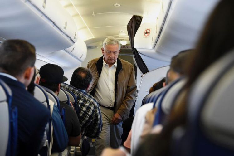 Presiden Meksiko Andres Manuel Lopez Obrador selalu bepergian dengan penerbangan komersial, bahkan duduk di kelas ekonomi (AFP/ALFREDO ESTRELLA)