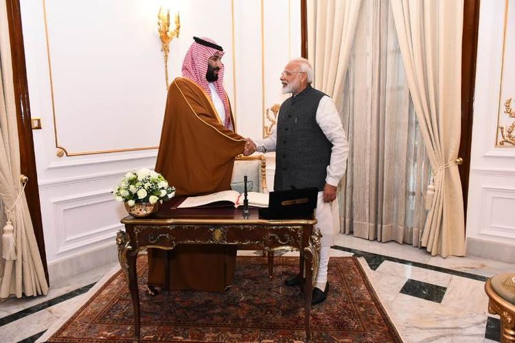 Putra Mahkota Arab Saudi Pangeran Mohammed bin Salman bersalaman dengan Perdana Menteri India Narendra Modi, di New Delhi, India, Rabu (20/2/2019). (Ywitter/Raveesh Kumar)