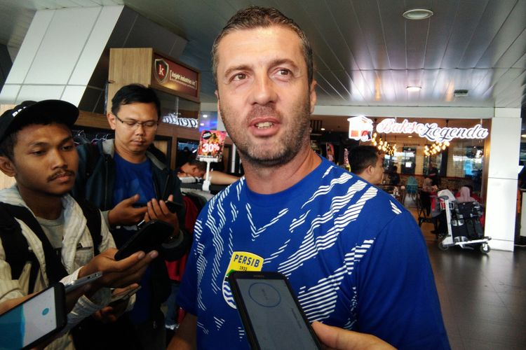 Pelatih Persib Bandung Miljan Radovic saat ditemui di Bandara Husein Sastranegara, Jalan Padjadjaran, Sabtu (23/2/2019).