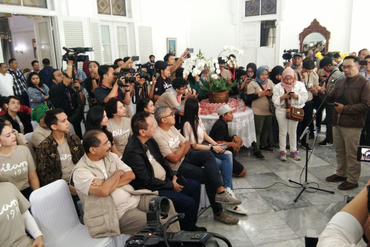 Gubernur Jawa Barat Ridwan Kamil saat menggelar sarapan bersama dengan para pemeran film Dilan 1991 di Gedung Pakuan, Jalan Cicendo, Minggu (24/2/2019).