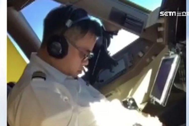 Weng Jiaqi. Pilot senior ketika tertidur di tengah penerbangan. Setelah videonya viral, maskapai China Airlines menyatakan telah menghukum Weng.