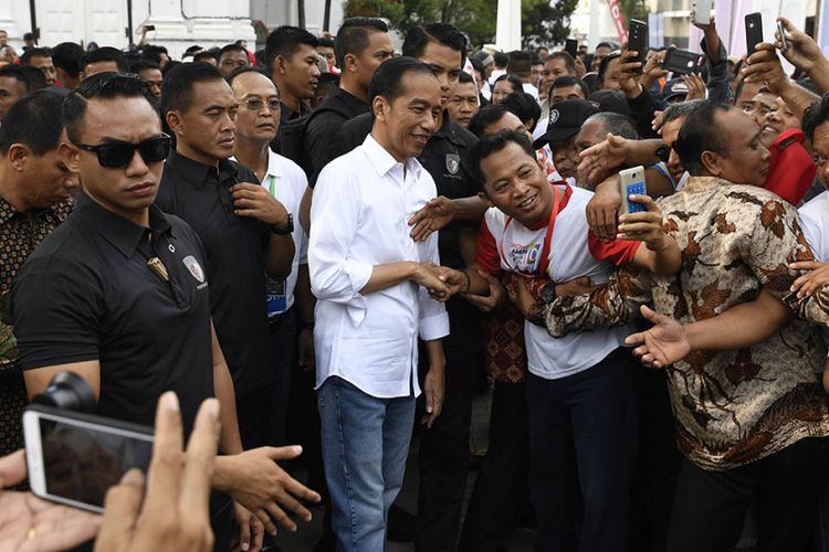 Calon Presiden petahana Joko Widodo (tengah) menyapa masyarakat saat menghadiri Deklarasi Dukungan Koalisi Alumni Diponegoro di kawasan Kota Lama Semarang, Jawa Tengah, Minggu (3/2/2019). Koalisi Alumni Diponegoro yang terdiri dari alumni sejumlah perguruan tinggi di Jawa Tengah mendeklarasikan dukungan untuk memenangkan pasangan nomor urut 01 Capres-Cawapres Joko Widodo-Maruf Amin pada Pilpres mendatang.