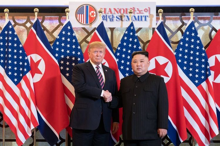 Presiden AS Donald Trump dan pemimpin Korea Utara Kim Jong Un saat mengawali hari kedua KTT di Hanoi, Vietnam, Kamis (28/2/2019). (Twitter/White House)