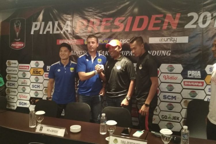 Pemain Persib Kim Kurniawan, Pelatih Persib Miljan Radovic, saat berfoto bersama Asisten Pelatih Tira-Kabo dan Miftahudin Mukson dan pemain PS Tira-Persikabo Angga Saputro jelang laga pembuka Piala Presiden 2019 di Hotel Mercure, Bandung, Jumat (1/3/2019).