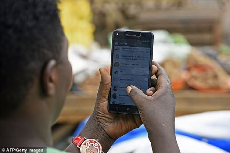 Ilustrasi rakyat Uganda menggunakan media sosial di ponselnya.