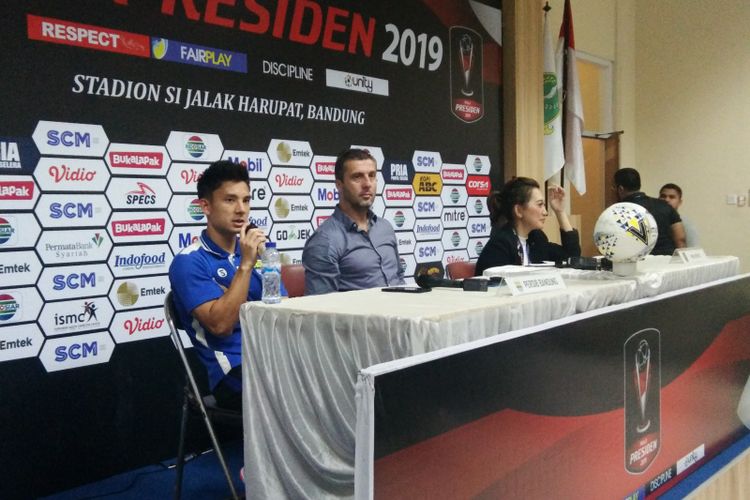 Gelandang Persib Kim Kurniawan bersama Pelatih Persib Miljan Radovic, saat berbicara kepada awak media usai laga kontra PS Tira-Persikabo di Stadion Si Jalak Harupat, Kabupaten Bandung, Sabtu (2/3/2019).