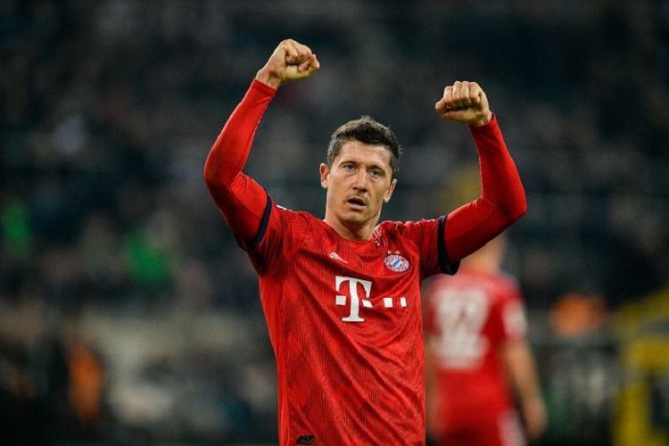 Penyerang Bayern Muenchen, Robert Lewandowski, melakukan selebrasi usai mencetak gol ke gawang Borussia Moenchengladbach pada lanjutan laga Bundesliga di Moenchengladbach, Jerman, Sabtu (2/3/2019).