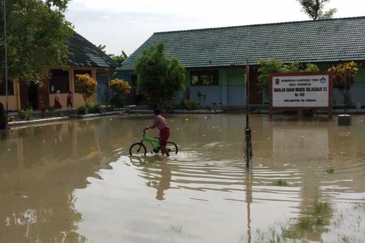 Banjir menggenangi sebuah SD di Tuban, Jawa Timur, Rabu (6/3/2019).