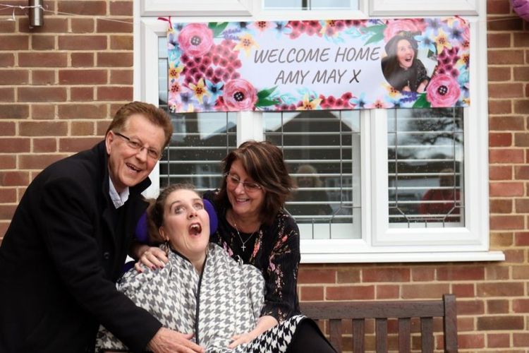Amy May Shead (tengah) didampingi orangtuanya kala tiba di rumah di Westcliff-on-Seam Essex, Inggris. pada 6 Maret 2019, setelah dirawat di rumah sakit selama lima tahun akibat alergi kacang. (Amy May Trust)