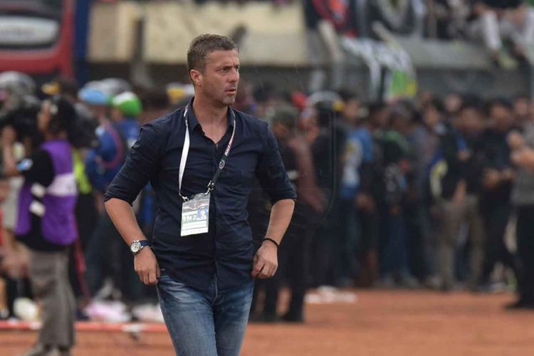 Pelatih Persib Bandung Miljan Radovic saat mendampingi Persib berlaga melawan Persebaya Surabaya di Stadion Si Jalak Harupat, Kabupaten Bandung, Kamis (7/2/2019).