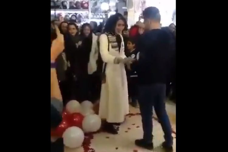 Seorang pria di Iran melamar kekasihnya di sebuah pusat perbelanjaan di kota Arak. (Twitter/Sobhan Hassanvand)