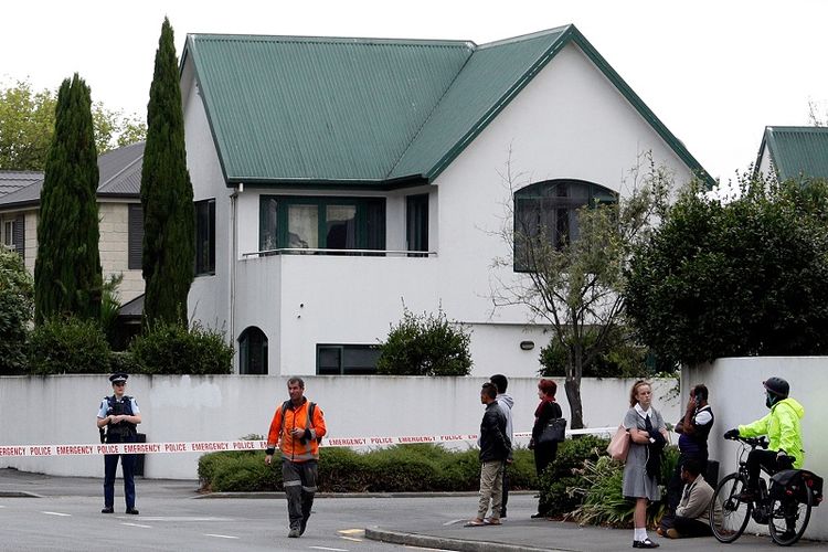 Polisi menutup area di sekitar masjid Al Noor, Christchurch usai serangan teroris yang menewaskan 49n orang, Jumat (15/3/2019). 