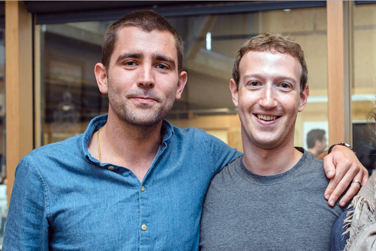 (ka-ki) Mark Zuckerberg, CEO Facebook dan Chirs Cox, mantan Chie Product Leader Facebook, berfoto bersama.