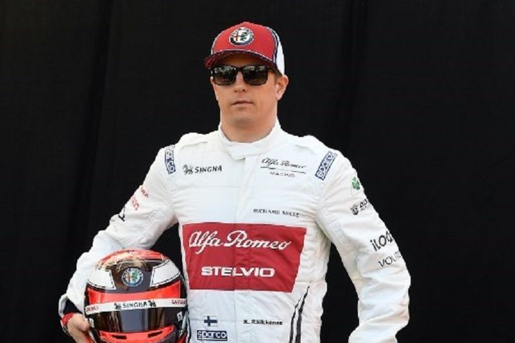 Pebalap Alfa Romeo, Kimi Raikkonen, menjalani sesi foto jelang F1 GP Australia, 14 Maret 2019. 