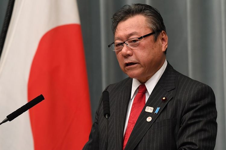 Menteri Olimpiade Jepan, Yoshitaka Sakurada terpaksa meminta maaf secara publik setelah terlambat tiga menit datang ke sebuah rapat dengan parlemen.