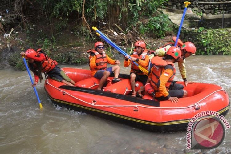 Sejumlah anggota SAR menyusuri sungai menggunakan perahu karet saat mencari korban hanyut terbawa banjir di Sungai Sono, Tegalrejo, Magelang, Jateng, Jumat (3/3/2017). Lima orang hanyut terseret banjir saat bermain tubing pada Kamis (2/3/2017). Dua orang selamat, seorang ditemukan tewas, dan dua lainnya masih dalam pencarian tim gabungan SAR, TNI, polisi dan relawan. 
