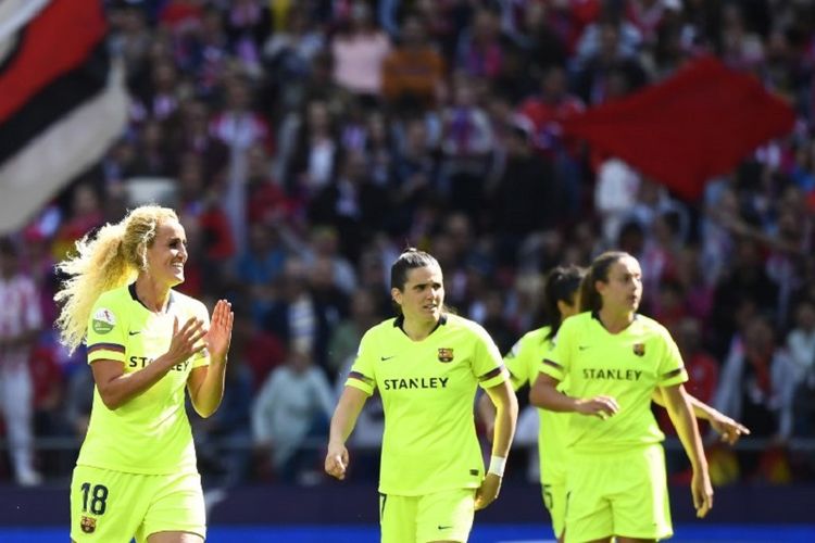 Gelandang tim wanita FC Barcelona, Kheira Hamraoui, merayakan gol yang dicetak rekan setimnya dalam laga Liga Femenina melawan Atletico Madrid, di Stadion Wanda Metropolitano, Minggu (17/3/2019).