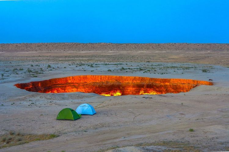 Kawah Darvaza alias Pintu Neraka di Gurun Karakum, Turkmenistan.