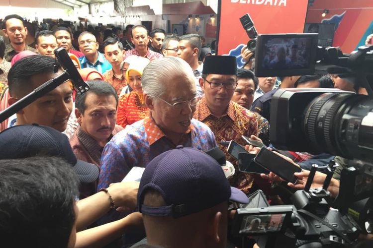 Menteri Perdagangan Enggartiasto Lukita bersama Gubernur Jawa Barat Ridwan Kamil saat menghadiri peringatan Hari Konsumen Nasional (Harkonas) di Gedung Sate, Jalan Diponegoro, Selasa (19/3/2019).