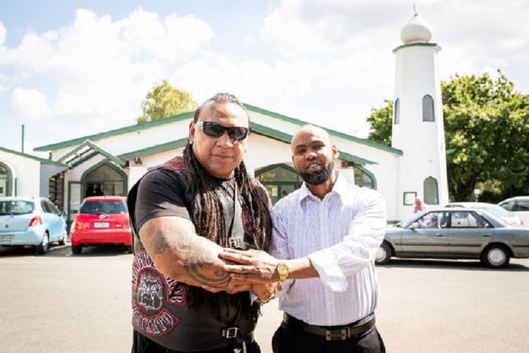 Presiden geng motor Waikato Mongrel Mob Sonny Fatu bersama Hanad Ibrahim dari Masjid Jamia Hamilton.