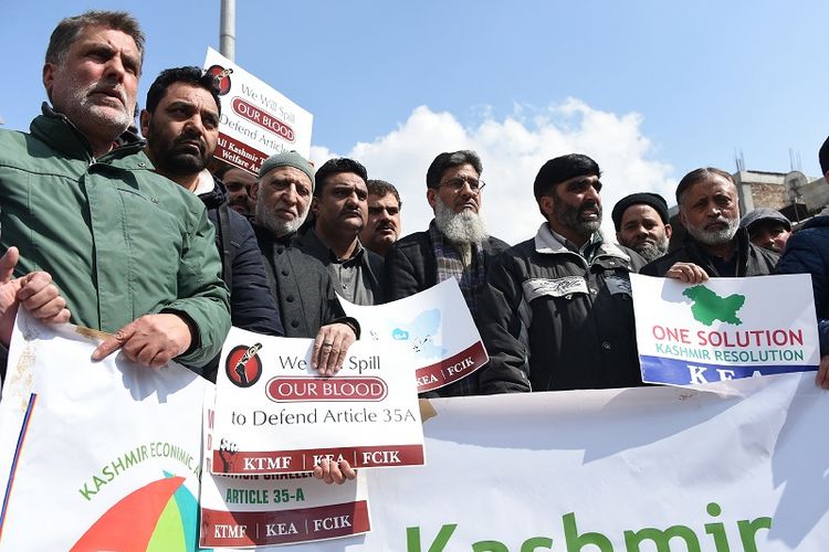 Warga di wilayah India Kashmir melakukan aksi protes di Srinagar, menentang keputusan pemerintah yang melarang organisasi Jamaat-e-Islami, pada 5 Maret 2019.