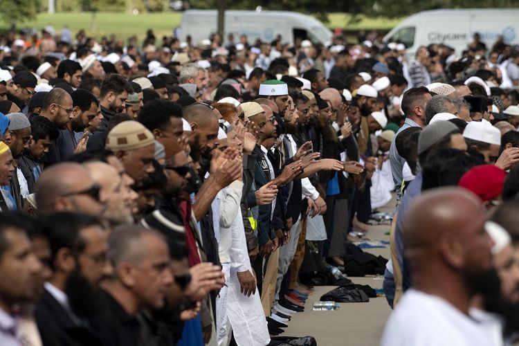 Umat Muslim Selandia Baru melaksanakan ibadah shalat Jumat di masjid Al Noor, salah satu lokasi yang menjadi korban serangan teroris di kota Christchurch, Jumat (22/3/2019). 