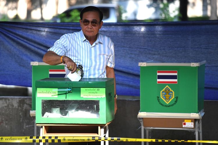 PM Thailand Prayut Chan-O-Cha memberikan suara di sebuah TPS di Bangkok pada Minggu (24/3/2019)  dalam pemilu pertama sejak kudeta 2014.