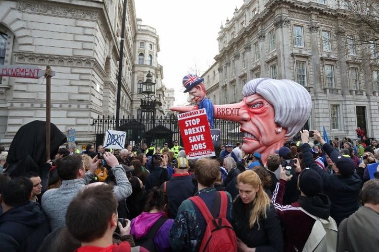 Warga Inggris menggelar unjuk rasa untuk menyerukan referendum lain tentang keanggotaan Uni Eropa di tengah kelumpuhan politik atas Brexit, di London, Sabtu (23/3/2019). (AFP/Isabel Infantes)
