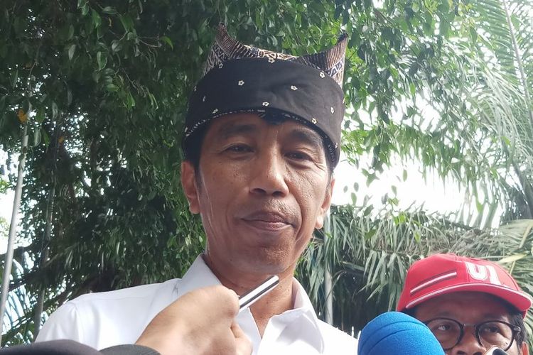 Calon presiden nomor urut 01 Joko Widodo melaksanakan kampanye terbuka hari kedua di Kabupaten Banyuwangi, Provinsi Jawa Timur, Senin (25/3/2019). 