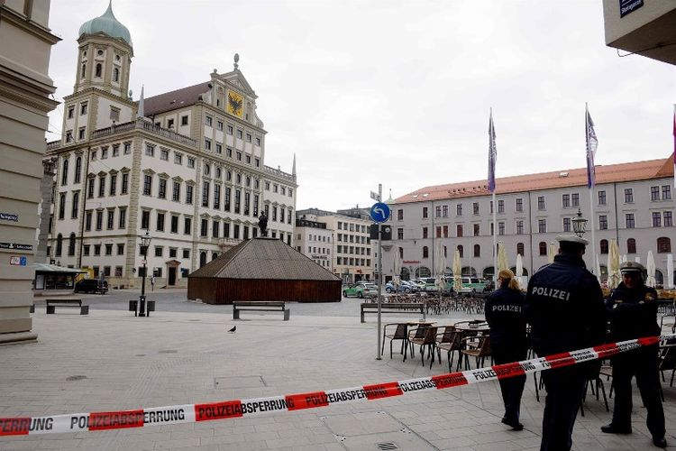 Polisi menutup area depan balai kota Augsburg, Jerman, Selasa (26/3/2019). (AFP/Stefan Puchner)