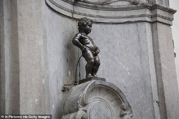 Inilah Manneken Pis, atau patung bocah pipis yang menjadi ikon wisata terkenal di Brussels, Belgia.